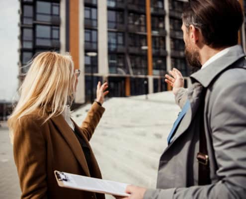 Diagnostiqueur immobilier préparant un rapport réglementaire