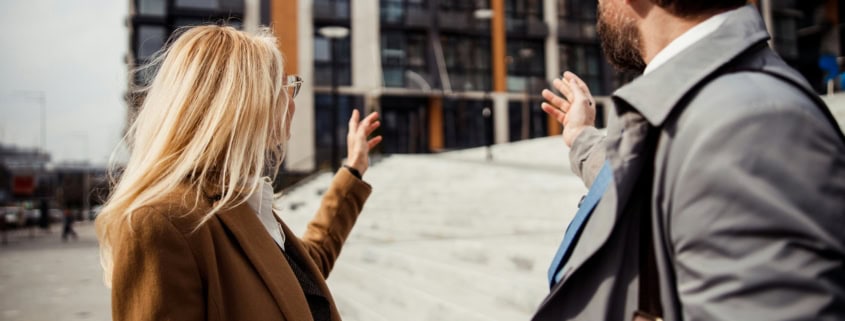 Diagnostiqueur immobilier préparant un rapport réglementaire