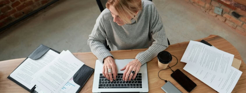 Comptable préparant la facturation électronique sur ordinateur