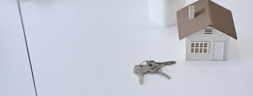 Gestionnaire locatif préparant les documents d’un logement